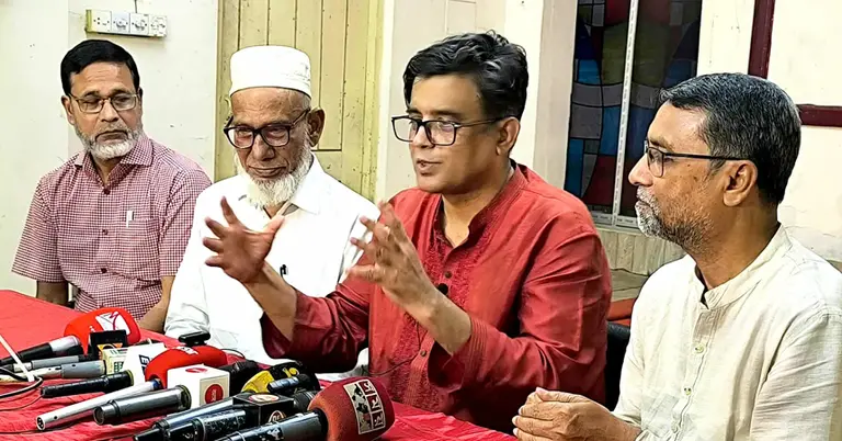 সাংবাদিকদের সঙ্গে কথা বলছেন প্রধান উপদেষ্টার প্রেস সচিব